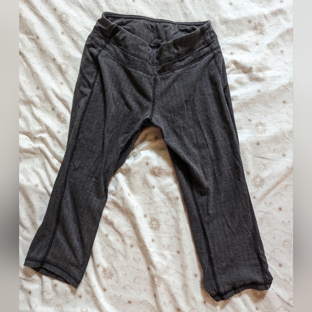 Cropped grey leggings